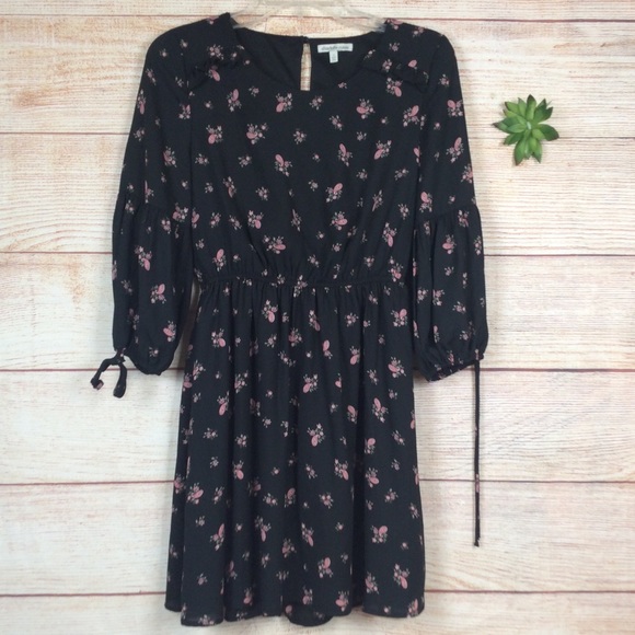 Charlotte Russe Dresses & Skirts - Charlotte Russe midi floral/paisley print dress Sm